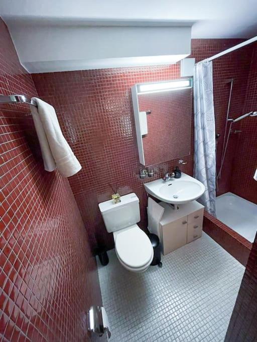 Private Apartment With Parking Spot In The Center 필름 외부 사진