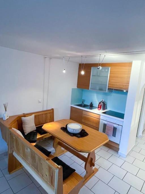 Private Apartment With Parking Spot In The Center 필름 외부 사진